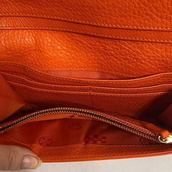 Tory Burch Bold Orange Leather Wallet - Picture 4 of 9